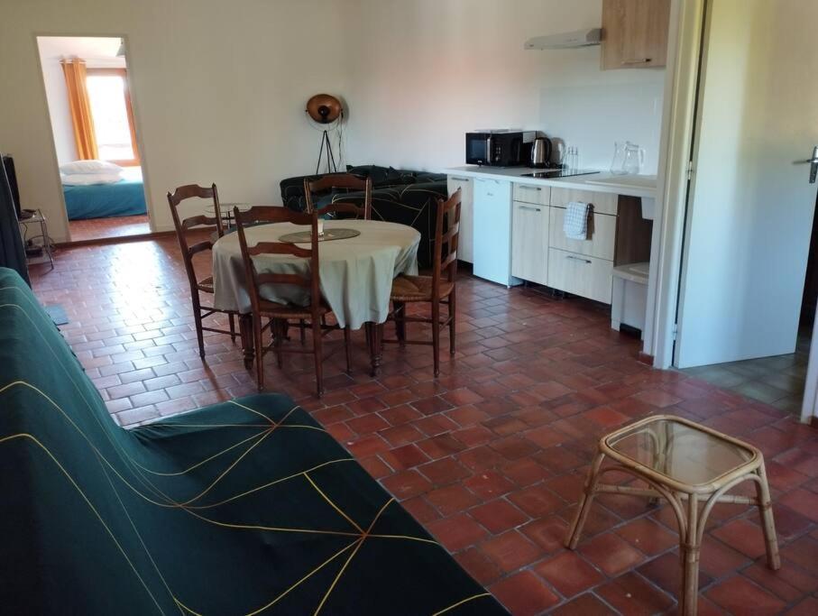 Appartement Dans Village Calme A 5 Min Des Lacs Mathaux Exterior photo